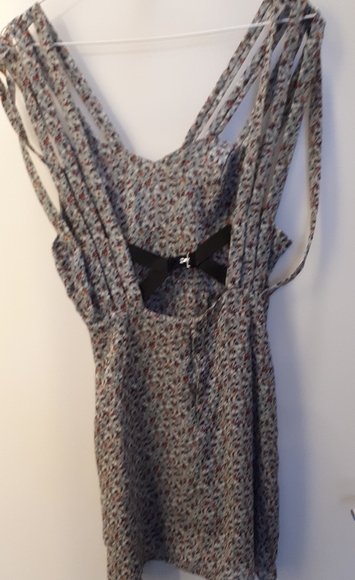 Dress with flower pattern - Picture 9 of 10